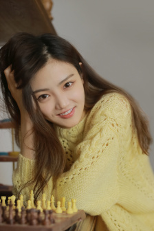 美女和男朋友去游泳